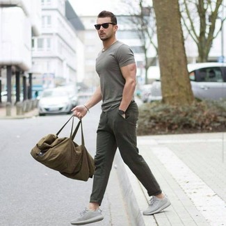 Wie dunkelgrünes T-Shirt mit einem Rundhalsausschnitt mit olivgrüner Chinohose zu kombinieren – 23 Herren Outfits