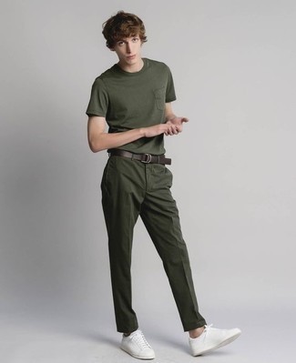 Wie dunkelgrünes T-Shirt mit einem Rundhalsausschnitt mit olivgrüner Chinohose zu kombinieren – 23 Herren Outfits