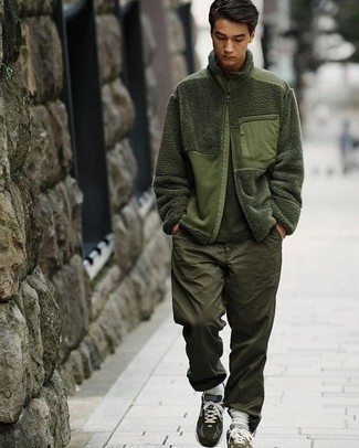 Wie dunkelgrünes T-Shirt mit einem Rundhalsausschnitt mit olivgrüner Chinohose zu kombinieren – 23 Herren Outfits
