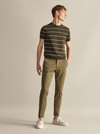 Wie dunkelgrünes T-Shirt mit einem Rundhalsausschnitt mit olivgrüner Chinohose zu kombinieren – 23 Herren Outfits