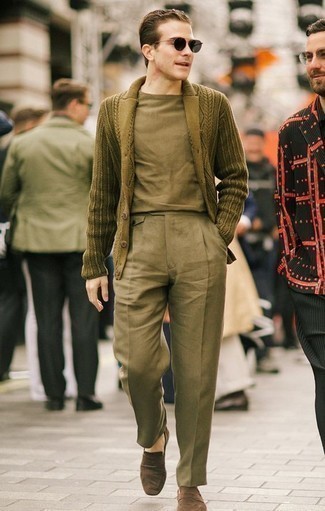 Wie dunkelgrünes T-Shirt mit einem Rundhalsausschnitt mit olivgrüner Chinohose zu kombinieren – 23 Herren Outfits