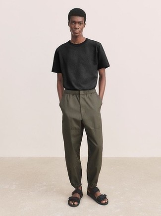 Wie dunkelgrünes T-Shirt mit einem Rundhalsausschnitt mit olivgrüner Chinohose zu kombinieren – 23 Herren Outfits