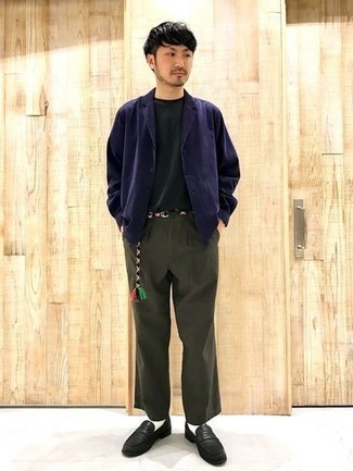 Wie dunkelgrünes T-Shirt mit einem Rundhalsausschnitt mit olivgrüner Chinohose zu kombinieren – 23 Herren Outfits