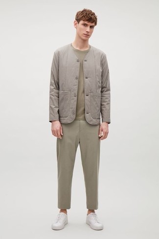 Wie dunkelgrünes T-Shirt mit einem Rundhalsausschnitt mit olivgrüner Chinohose zu kombinieren – 23 Herren Outfits