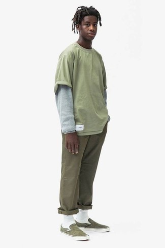Wie dunkelgrünes T-Shirt mit einem Rundhalsausschnitt mit olivgrüner Chinohose zu kombinieren – 23 Herren Outfits