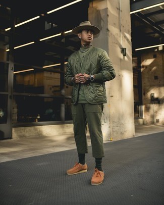 Wie dunkelgrünes T-Shirt mit einem Rundhalsausschnitt mit olivgrüner Chinohose zu kombinieren – 23 Herren Outfits