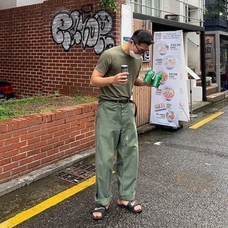 Wie dunkelgrünes T-Shirt mit einem Rundhalsausschnitt mit olivgrüner Chinohose zu kombinieren – 23 Herren Outfits