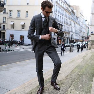 Dunkelgrüne gepunktete Krawatte kombinieren – 70 Herren Outfits