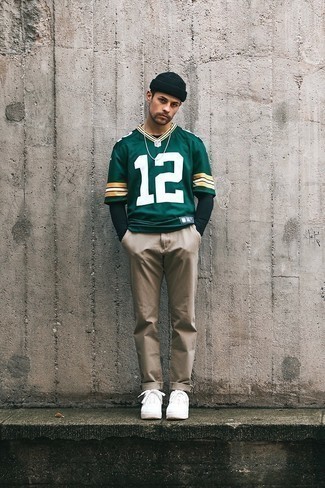 Dunkelgrünes bedrucktes T-Shirt mit einem V-Ausschnitt kombinieren – 1 Herren Outfits