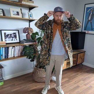Welche T-Shirts mit einem Rundhalsausschnitt mit dunkelgrüner Regenjacke zu tragen – 59 Herren Outfits