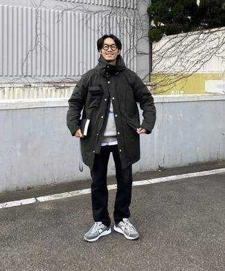 Welche T-Shirts mit einem Rundhalsausschnitt mit dunkelgrüner Regenjacke zu tragen – 59 Herren Outfits