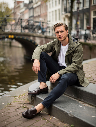 Welche T-Shirts mit einem Rundhalsausschnitt mit dunkelgrüner Regenjacke zu tragen – 59 Herren Outfits