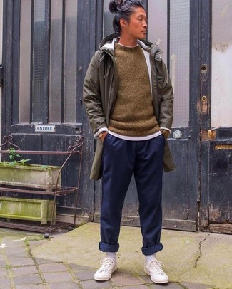 Welche T-Shirts mit einem Rundhalsausschnitt mit dunkelgrüner Regenjacke zu tragen – 59 Herren Outfits