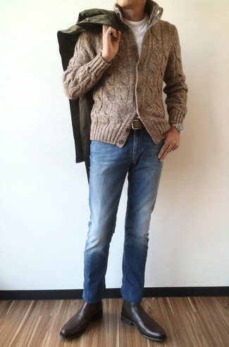 Welche T-Shirts mit einem Rundhalsausschnitt mit dunkelgrüner Regenjacke zu tragen – 59 Herren Outfits