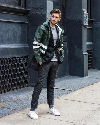Welche T-Shirts mit einem Rundhalsausschnitt mit dunkelgrüner Regenjacke zu tragen – 59 Herren Outfits