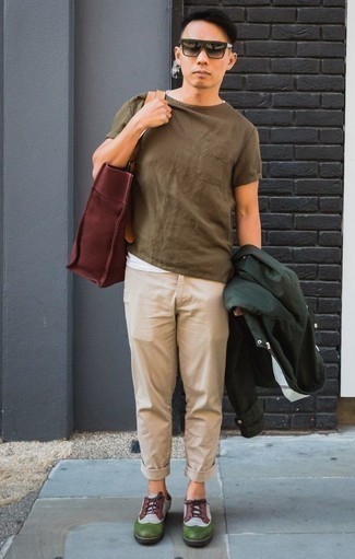 Welche T-Shirts mit einem Rundhalsausschnitt mit dunkelgrüner Regenjacke zu tragen – 59 Herren Outfits
