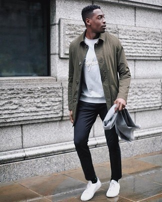 Welche T-Shirts mit einem Rundhalsausschnitt mit dunkelgrüner Regenjacke zu tragen – 59 Herren Outfits