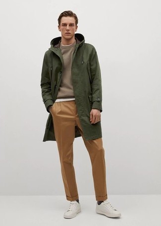 Welche T-Shirts mit einem Rundhalsausschnitt mit dunkelgrüner Regenjacke zu tragen – 59 Herren Outfits