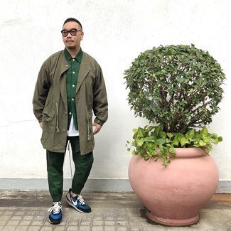 Welche T-Shirts mit einem Rundhalsausschnitt mit dunkelgrüner Regenjacke zu tragen – 59 Herren Outfits