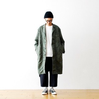 Welche T-Shirts mit einem Rundhalsausschnitt mit dunkelgrüner Regenjacke zu tragen – 59 Herren Outfits