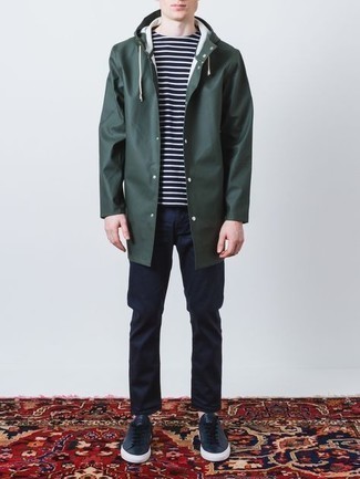 Welche T-Shirts mit einem Rundhalsausschnitt mit dunkelgrüner Regenjacke zu tragen – 59 Herren Outfits
