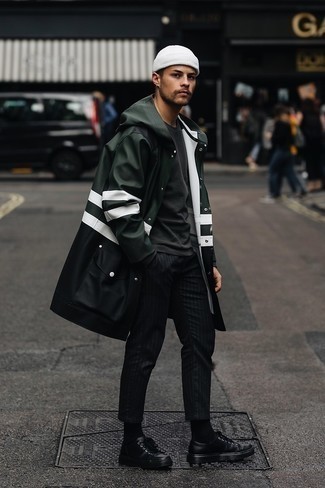 Welche T-Shirts mit einem Rundhalsausschnitt mit dunkelgrüner Regenjacke zu tragen – 59 Herren Outfits