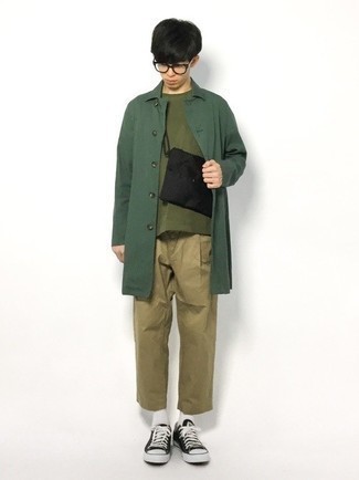 Welche T-Shirts mit einem Rundhalsausschnitt mit dunkelgrüner Regenjacke zu tragen – 59 Herren Outfits