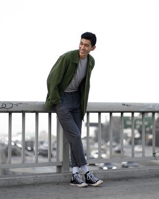 Welche T-Shirts mit einem Rundhalsausschnitt mit dunkelgrüner Regenjacke zu tragen – 59 Herren Outfits