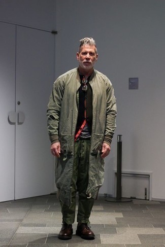 Welche T-Shirts mit einem Rundhalsausschnitt mit dunkelgrüner Regenjacke zu tragen – 13 Smart-Casual Herren Outfits