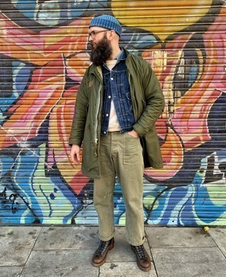 Welche T-Shirts mit einem Rundhalsausschnitt mit dunkelgrüner Regenjacke zu tragen – 59 Herren Outfits