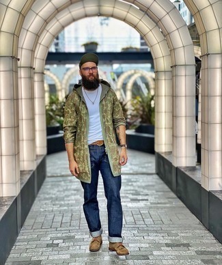 Welche T-Shirts mit einem Rundhalsausschnitt mit dunkelgrüner Regenjacke zu tragen – 59 Herren Outfits