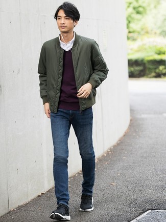 Wie dunkellila Pullover mit einem Rundhalsausschnitt mit dunkelblauer Jeans zu kombinieren – 13 Herren Outfits