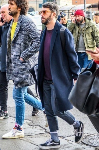 Wie dunkellila Pullover mit einem Rundhalsausschnitt mit dunkelblauer Jeans zu kombinieren – 13 Herren Outfits