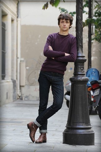 Wie dunkellila Pullover mit einem Rundhalsausschnitt mit dunkelblauer Jeans zu kombinieren – 13 Herren Outfits