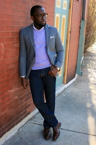 Wie dunkellila Pullover mit einem Rundhalsausschnitt mit dunkelblauer Jeans zu kombinieren – 13 Herren Outfits