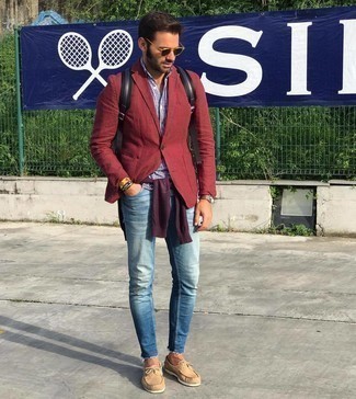 Wie dunkellila Pullover mit einem Rundhalsausschnitt mit dunkelblauer Jeans zu kombinieren – 13 Herren Outfits
