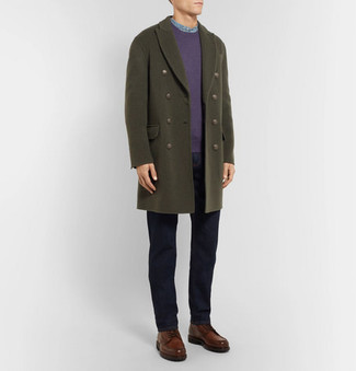 Wie dunkellila Pullover mit einem Rundhalsausschnitt mit dunkelblauer Jeans zu kombinieren – 13 Herren Outfits