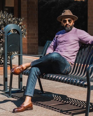 Wie dunkellila Pullover mit einem Rundhalsausschnitt mit dunkelblauer Jeans zu kombinieren – 13 Herren Outfits