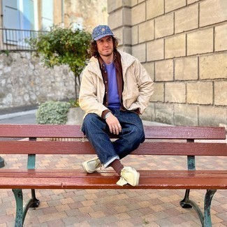 Wie dunkellila Pullover mit einem Rundhalsausschnitt mit dunkelblauer Jeans zu kombinieren – 13 Herren Outfits