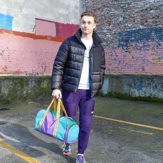 Dunkellila Jogginghose kombinieren – 9 Herren Outfits