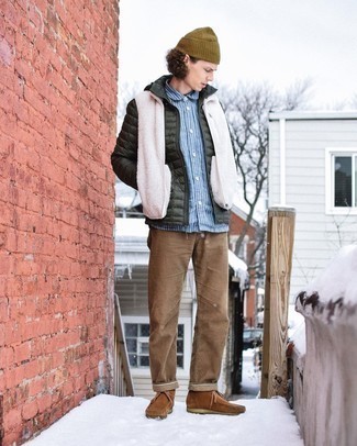 Braune Jeans kombinieren – 261 Herren Outfits: Paaren Sie eine dunkelgrüne leichte Daunenjacke mit braunen Jeans für Ihren Bürojob. Braune Chukka-Stiefel aus Wildleder sind eine großartige Wahl, um dieses Outfit zu vervollständigen.