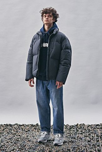Dunkelgraue Daunenjacke kombinieren – 102 Herren Outfits: Kombinieren Sie eine dunkelgraue Daunenjacke mit blauen Jeans für einen für die Arbeit geeigneten Look. Graue Sportschuhe leihen Originalität zu einem klassischen Look.