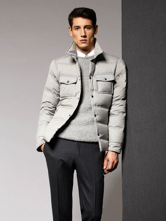 Graue Daunenjacke kombinieren – 104 Herren Outfits: Vereinigen Sie eine graue Daunenjacke mit einer dunkelgrauen Wollanzughose für eine klassischen und verfeinerte Silhouette.