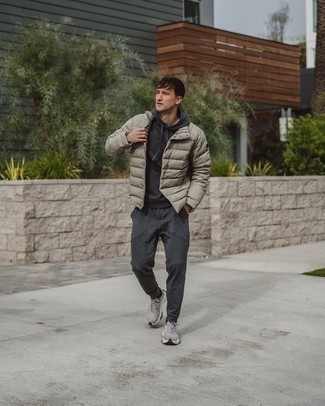 Graue Daunenjacke kombinieren – 104 Herren Outfits: Kombinieren Sie eine graue Daunenjacke mit einem dunkelgrauen Trainingsanzug, um einen lockeren, aber dennoch stylischen Look zu erhalten. Suchen Sie nach leichtem Schuhwerk? Entscheiden Sie sich für braunen Sportschuhe für den Tag.