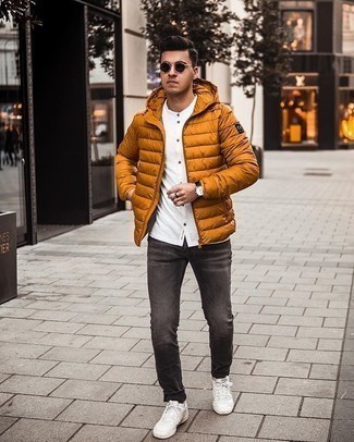 Gelbe Daunenjacke kombinieren – 41 Herren Outfits: Kombinieren Sie eine gelbe Daunenjacke mit dunkelgrauen Jeans für Ihren Bürojob. Fühlen Sie sich ideenreich? Wählen Sie weißen Segeltuch niedrige Sneakers.
