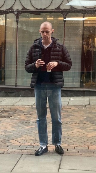 30 Jährige: Smart-Casual kühl Wetter Outfits Herren 2024: Vereinigen Sie eine schwarze leichte Daunenjacke mit hellblauen Jeans für Ihren Bürojob. Schwarze Leder Slipper sind eine einfache Möglichkeit, Ihren Look aufzuwerten.