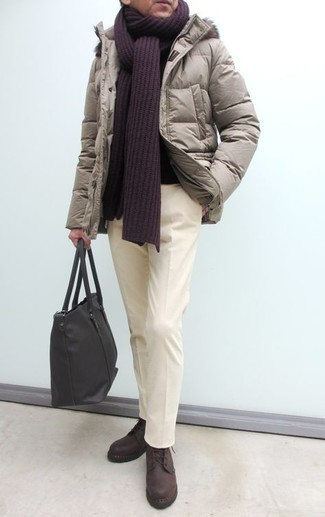 Graue Daunenjacke kombinieren – 104 Herren Outfits: Kombinieren Sie eine graue Daunenjacke mit einer weißen Chinohose für einen für die Arbeit geeigneten Look. Eine dunkelbraune Lederfreizeitstiefel sind eine ideale Wahl, um dieses Outfit zu vervollständigen.