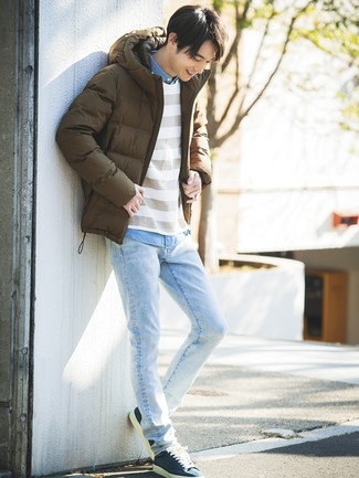 Braune Daunenjacke kombinieren – 82 Herren Outfits: Vereinigen Sie eine braune Daunenjacke mit hellblauen Jeans, wenn Sie einen gepflegten und stylischen Look wollen. Fühlen Sie sich mutig? Vervollständigen Sie Ihr Outfit mit dunkelblauen Segeltuch niedrigen Sneakers.