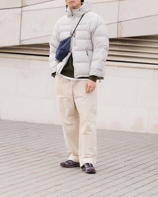 Dunkelgraue Sportschuhe kombinieren – 500+ Herren Outfits: Die Kombination aus einer weißen Daunenjacke und einer hellbeige Chinohose eignet sich hervorragend zum Ausgehen oder für modisch-lässige Anlässe. Fühlen Sie sich mutig? Entscheiden Sie sich für dunkelgrauen Sportschuhe.
