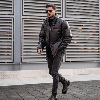 Dunkelbraune Leder Daunenjacke kombinieren – 2 Herren Outfits: Eine dunkelbraune Leder Daunenjacke und schwarze enge Jeans mit Destroyed-Effekten sind das Outfit Ihrer Wahl für faule Tage. Fühlen Sie sich mutig? Ergänzen Sie Ihr Outfit mit schwarzen Chelsea Boots aus Leder.